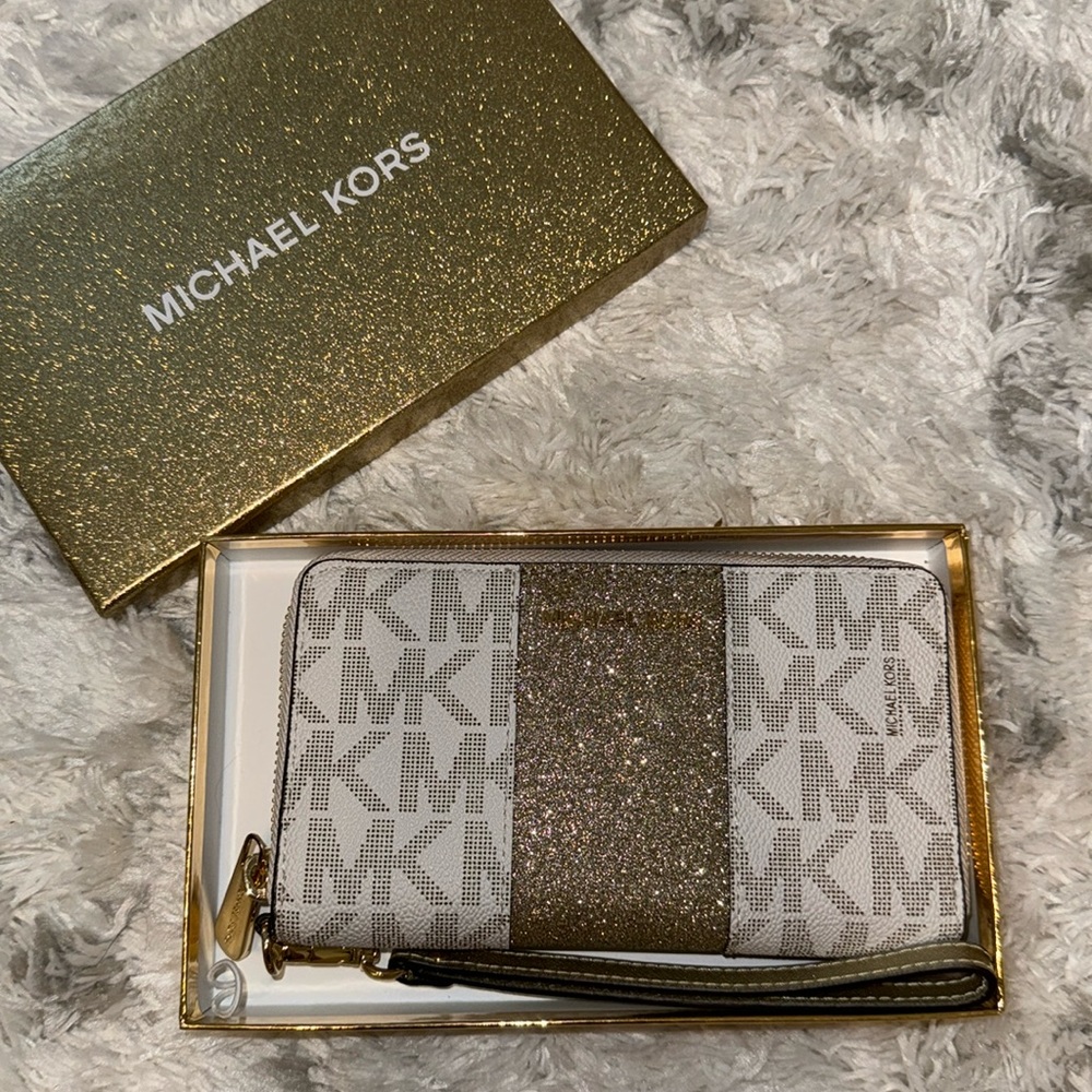Micheal Kors wristlet